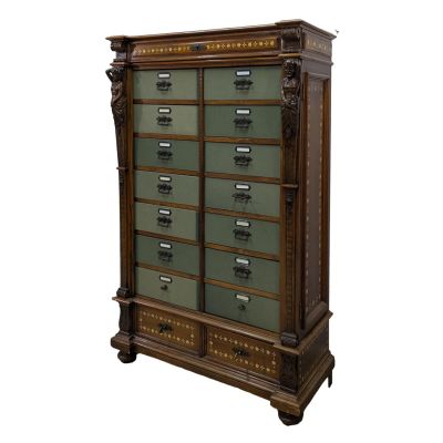 une vieille armoire en bois comportant de nombreux tiroirs