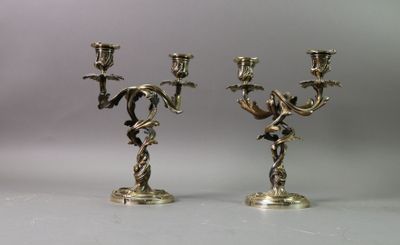 paire de bougeoirs anciens en laiton ornés d'oiseaux et de fleurs