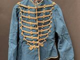 une vieille veste militaire bleue accrochée au mur