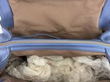 l'intérieur d'un sac à main bleu muni d'une fermeture éclair