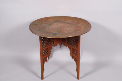 guéridon Afrique du Nord, le piétement en bois exotique ajou…