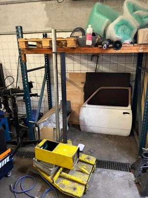 une photo d'un garage où l'on voit beaucoup d'outils