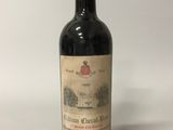 une bouteille de vin posée sur une table