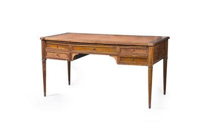 un bureau en bois avec deux tiroirs et un tiroir en dessous