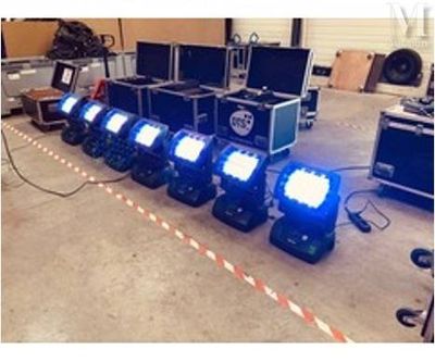 beaucoup de lumières posées par terre