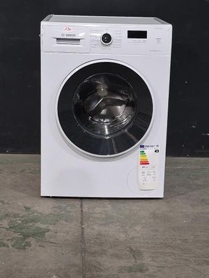 une machine à laver posée à même le sol