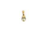 un pendentif en or jaune orné d'une perle sur fond blanc