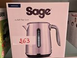 une boîte posée sur l'étagère, sur laquelle se trouve une cafetière