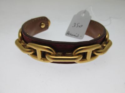 gros plan d'un bracelet sur une surface blanche avec une étiquette de prix