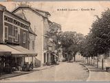 une vieille photo d'une rue au cœur d'une ville