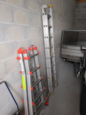 deux échelles appuyées contre un mur dans une pièce