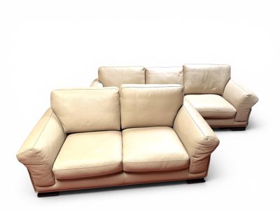 ROCHE BOBOIS. DEUX CANAPÉS en cuir grainé crème.