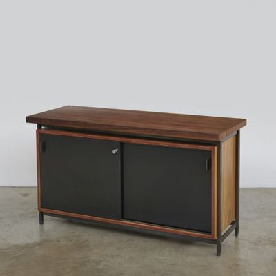 une photo d'une armoire en bois et en métal à deux portes