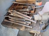 tout un tas d'outils posés sur une table