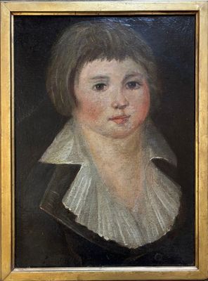 portrait d'une jeune fille vêtue d'une robe noire à col à volants blancs