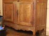 une armoire en bois sur laquelle est posé un vase bleu et blanc