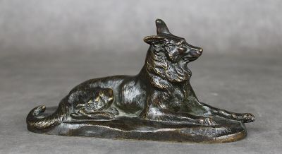 statue en bronze représentant un chien coiffé d'un chapeau