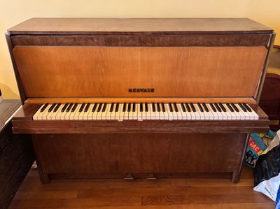 un piano posé à même le sol dans la pièce