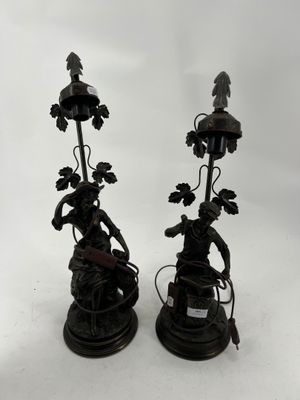 paire de bougeoirs en métal noir ornés de fleurs et représentant un homme à cheval