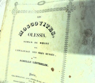 un vieux livre posé sur une table