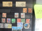 une photo d'une vitrine sur laquelle sont posés des timbres et des post-it