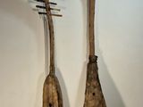 deux pagaies en bois posées sur une table
