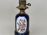 un vase bleu et doré orné de fleurs