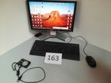 un bureau sur lequel se trouvent un clavier, une souris et un écran