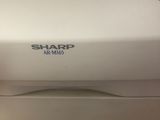 une machine « Sharp Air Mino » posée sur le comptoir