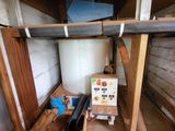 un chauffe-eau dans un coin de la pièce