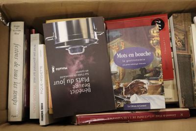 de nombreux livres empilés les uns sur les autres dans une boîte