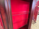 une armoire rouge avec un miroir dans le coin