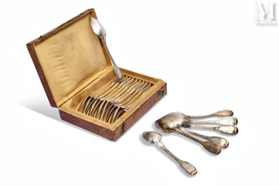 un service d'argenterie dans un coffret en bois contenant des cuillères