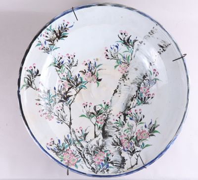 une assiette sur laquelle est représenté un oiseau et des fleurs