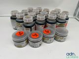 de nombreux pots de peinture posés sur une table