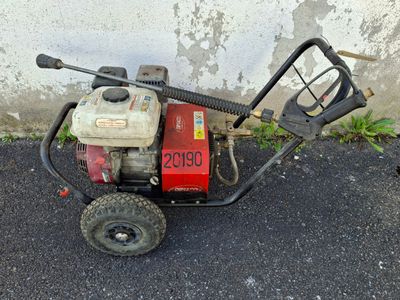a small machine that is sitting on the ground