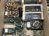une boîte remplie d'objets militaires divers