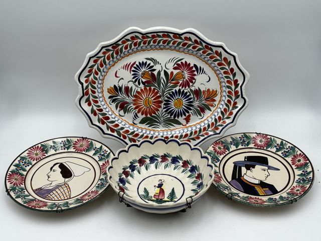 Quimper- un plat ovale, un plat creux et deux assiettes à décor d...