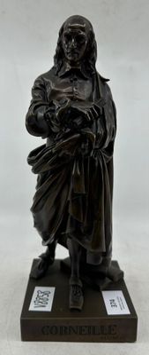 statue en bronze représentant un homme tenant un bébé dans ses bras, posée sur un socle en marbre