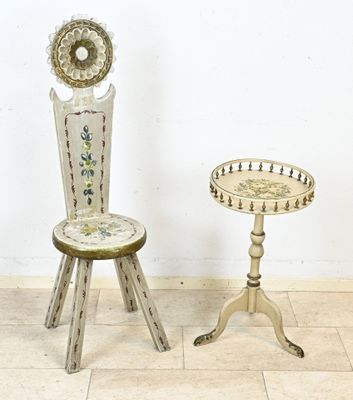 deux chaises et une table posées à même le sol