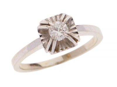 gros plan d'une bague en diamant sur fond blanc