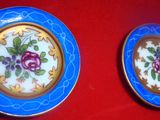 deux assiettes ornées de fleurs sur un fond rouge