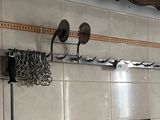 un mur sur lequel sont accrochés plusieurs crochets