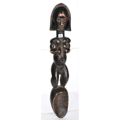 une image représentant une sculpture en bois d'une femme tenant un enfant dans ses bras