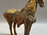 une statue représentant un cheval debout sur une surface blanche