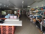 un magasin avec beaucoup d'articles sur les étagères