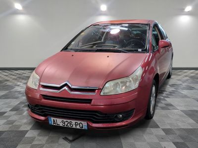 la photo d'une voiture rouge garée dans un garage