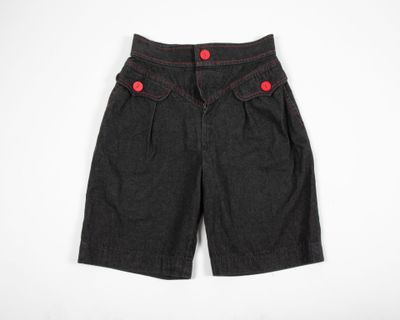 un short en jean noir avec des boutons rouges
