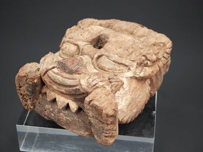 une image représentant un morceau de pierre sur lequel est gravé un visage