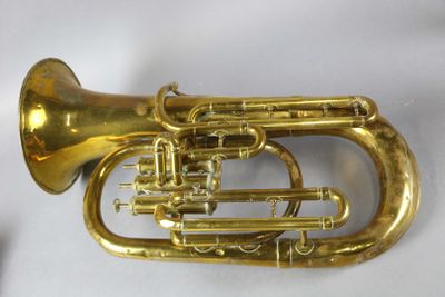 un instrument à vent en laiton posé sur une table
